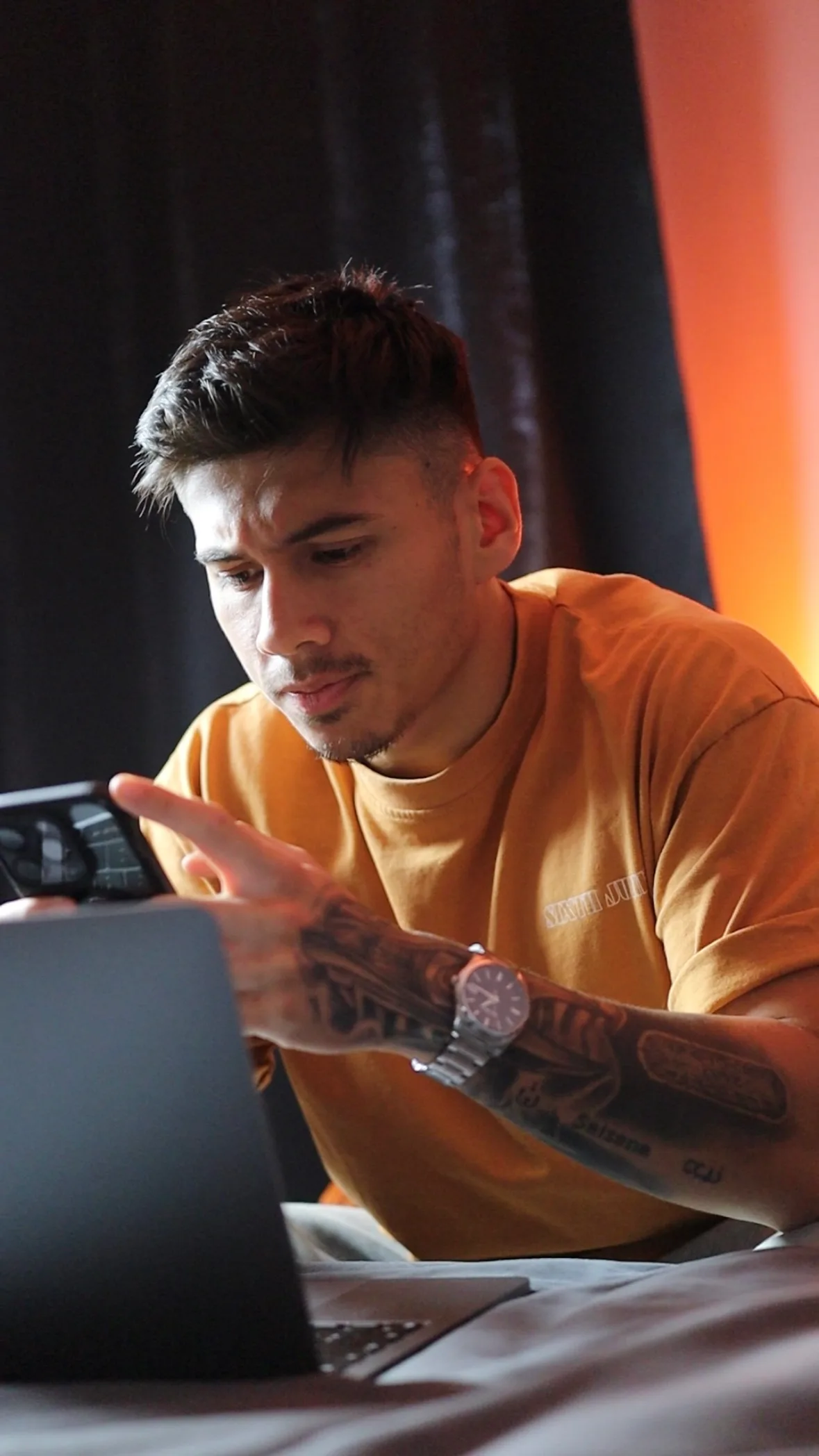 Homme travaillant avec un ordinateur et un téléphone