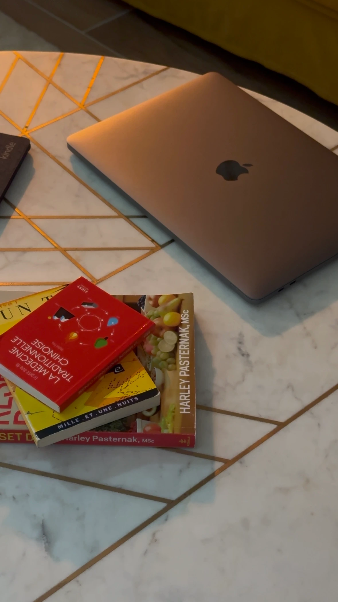 Table avec des livres de nutrition